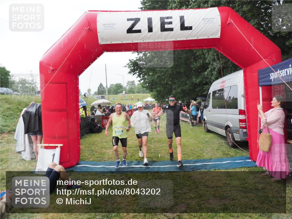 21.06.2025 - 27. Vierlanden-Triathlon MichiJ http://msf.ph/oto/8043202 15.06.2026 13:40:13 Ziel 879, 950 meine-sportfotos.de