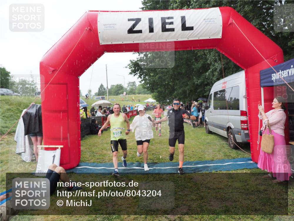 21.06.2025 - 27. Vierlanden-Triathlon MichiJ http://msf.ph/oto/8043204 15.06.2026 13:40:13 Ziel 879, 950 meine-sportfotos.de