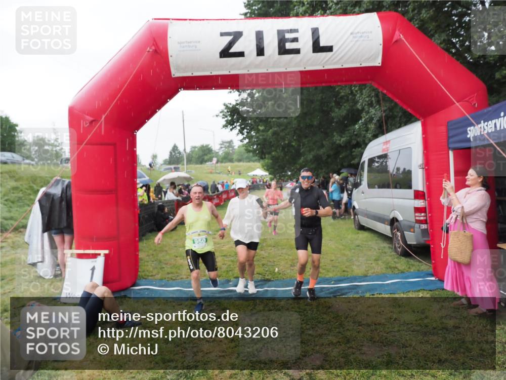 21.06.2025 - 27. Vierlanden-Triathlon MichiJ http://msf.ph/oto/8043206 15.06.2026 13:40:13 Ziel 879, 950 meine-sportfotos.de