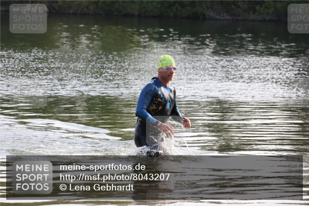 15.06.2025 - 27. Vierlanden-Triathlon Lena Gebhardt http://msf.ph/oto/8043207 15.06.2025 08:29:14 Schwimmen 4 meine-sportfotos.de
