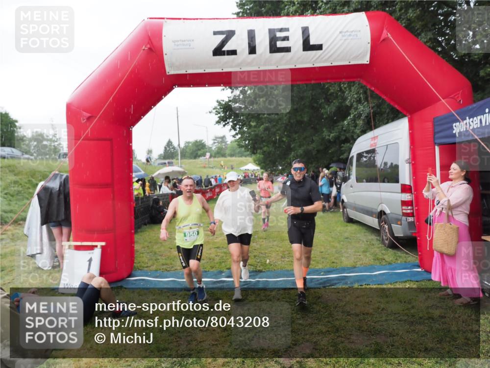 21.06.2025 - 27. Vierlanden-Triathlon MichiJ http://msf.ph/oto/8043208 15.06.2026 13:40:13 Ziel 879, 950 meine-sportfotos.de
