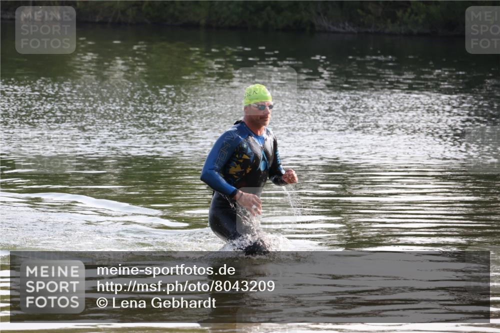 15.06.2025 - 27. Vierlanden-Triathlon Lena Gebhardt http://msf.ph/oto/8043209 15.06.2025 08:29:14 Schwimmen 4 meine-sportfotos.de