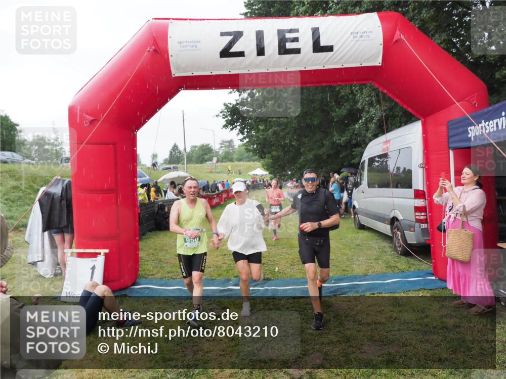 21.06.2025 - 27. Vierlanden-Triathlon MichiJ http://msf.ph/oto/8043210 15.06.2026 13:40:14 Ziel 879, 950 meine-sportfotos.de