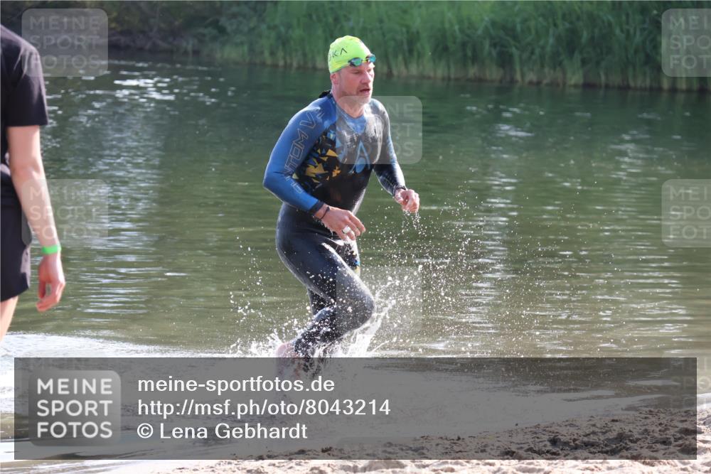 15.06.2025 - 27. Vierlanden-Triathlon Lena Gebhardt http://msf.ph/oto/8043214 15.06.2025 08:29:17 Schwimmen 4, 51 meine-sportfotos.de