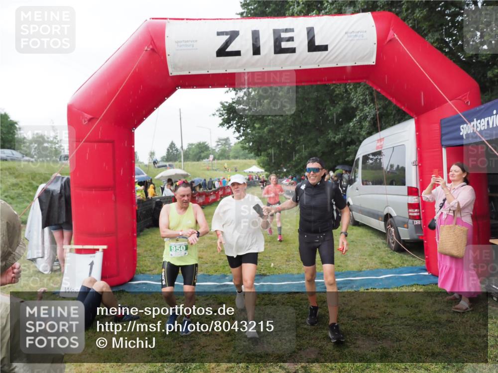 21.06.2025 - 27. Vierlanden-Triathlon MichiJ http://msf.ph/oto/8043215 15.06.2026 13:40:14 Ziel 879, 950 meine-sportfotos.de