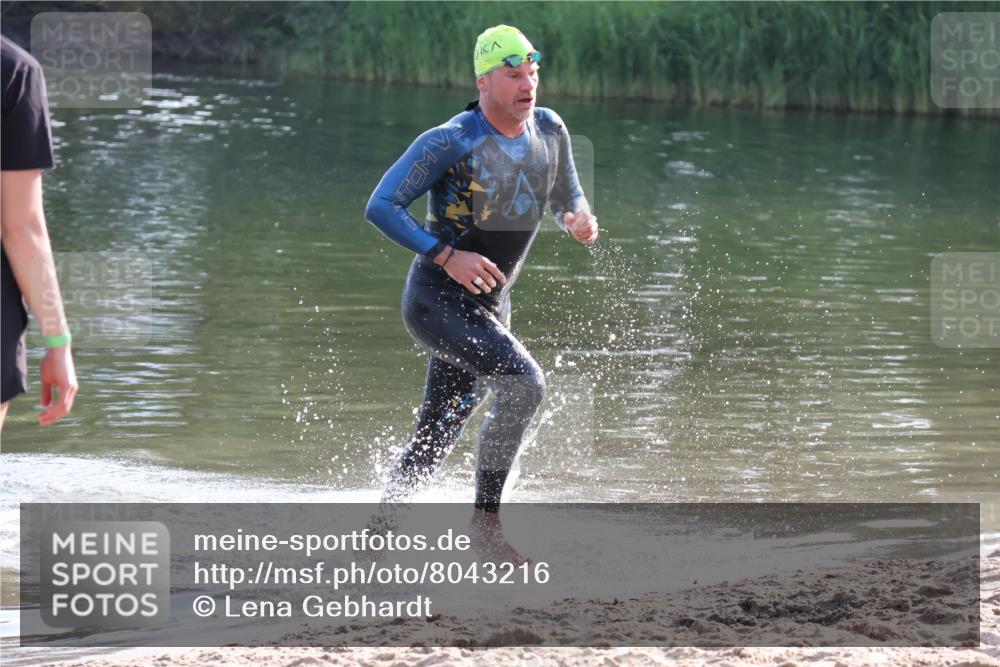 15.06.2025 - 27. Vierlanden-Triathlon Lena Gebhardt http://msf.ph/oto/8043216 15.06.2025 08:29:17 Schwimmen 4, 51 meine-sportfotos.de