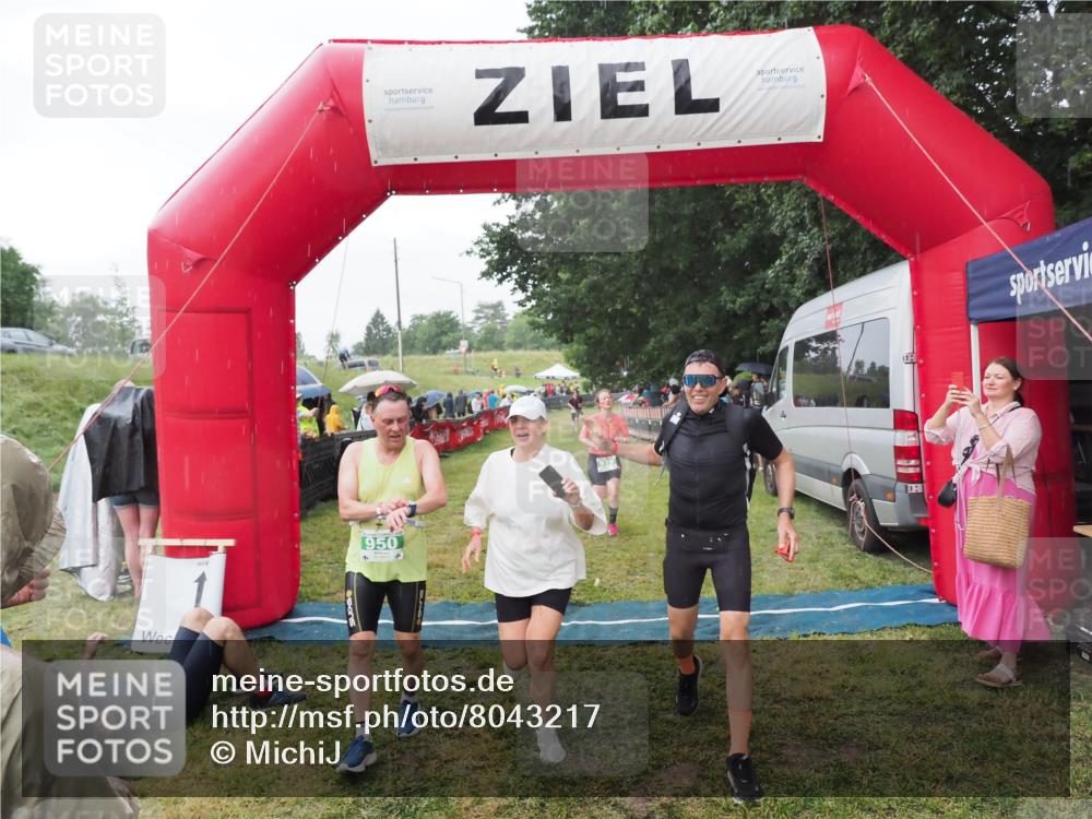 21.06.2025 - 27. Vierlanden-Triathlon MichiJ http://msf.ph/oto/8043217 15.06.2026 13:40:14 Ziel 879, 950 meine-sportfotos.de