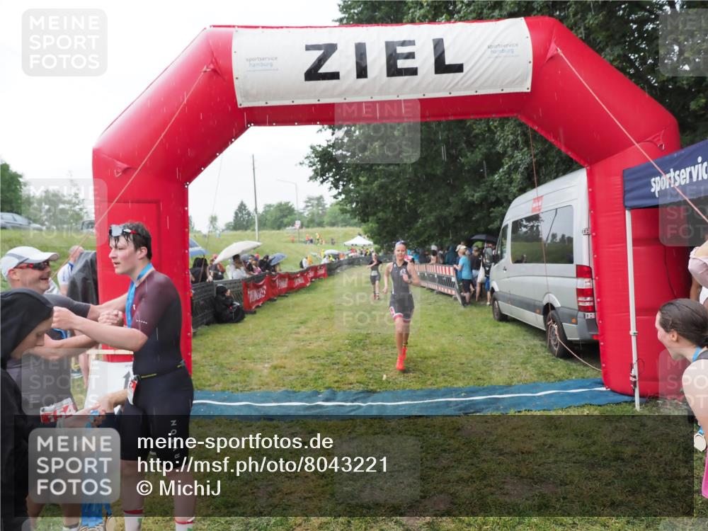 21.06.2025 - 27. Vierlanden-Triathlon MichiJ http://msf.ph/oto/8043221 15.06.2026 13:40:31 Ziel 72, 703, 904, 1089 meine-sportfotos.de