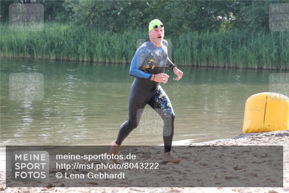 15.06.2025 - 27. Vierlanden-Triathlon Lena Gebhardt http://msf.ph/oto/8043222 15.06.2025 08:29:18 Schwimmen 4, 51 meine-sportfotos.de
