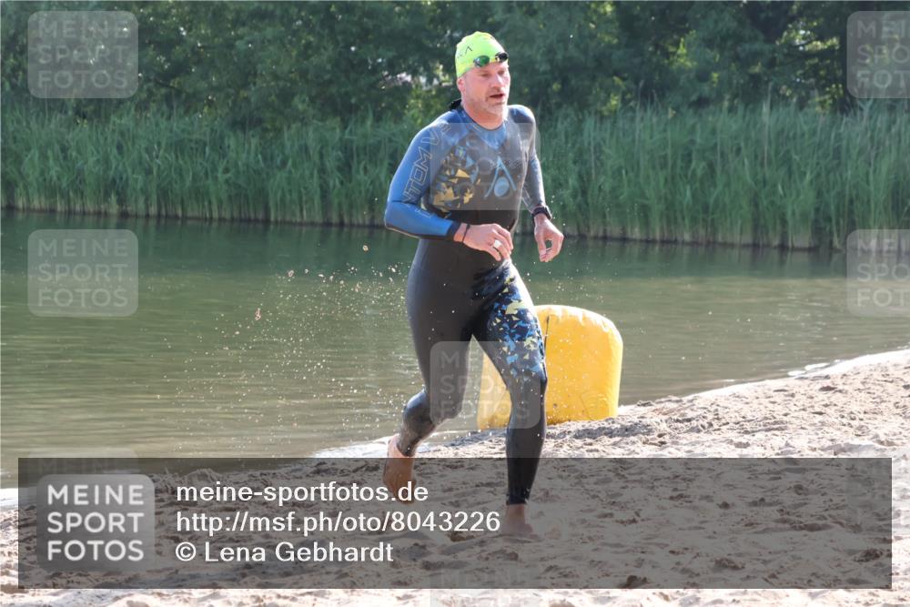15.06.2025 - 27. Vierlanden-Triathlon Lena Gebhardt http://msf.ph/oto/8043226 15.06.2025 08:29:19 Schwimmen 4, 51 meine-sportfotos.de