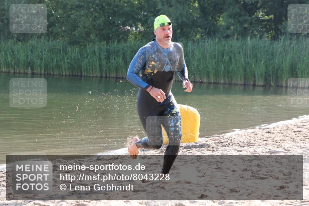 15.06.2025 - 27. Vierlanden-Triathlon Lena Gebhardt http://msf.ph/oto/8043228 15.06.2025 08:29:19 Schwimmen 4, 51 meine-sportfotos.de