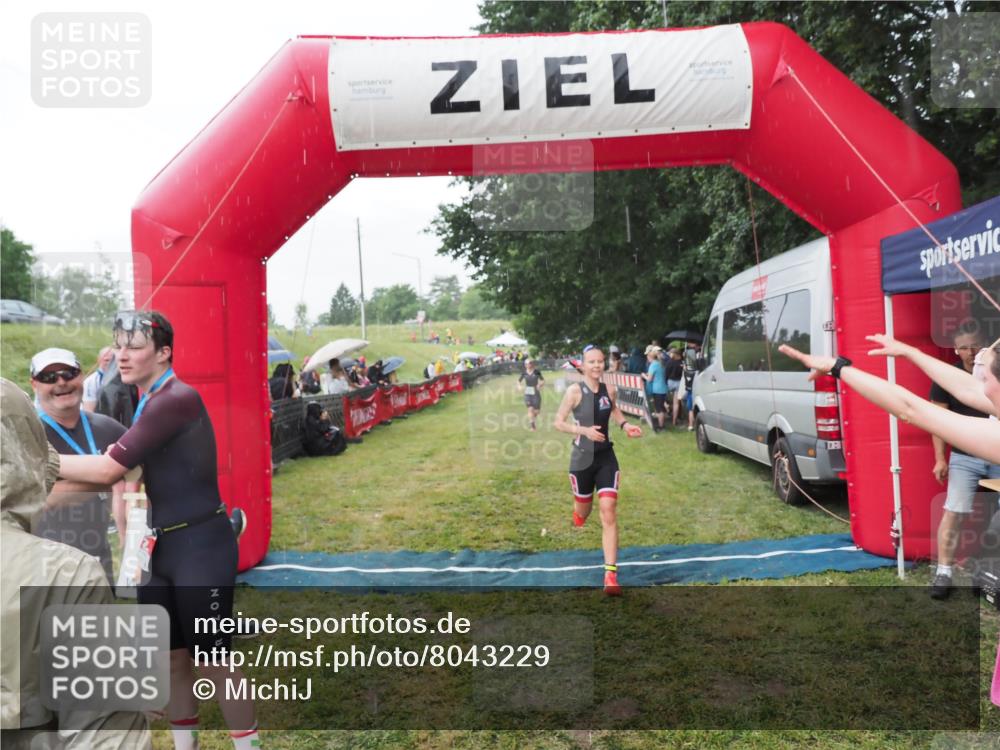 21.06.2025 - 27. Vierlanden-Triathlon MichiJ http://msf.ph/oto/8043229 15.06.2026 13:40:31 Ziel 72, 703, 904, 1089 meine-sportfotos.de
