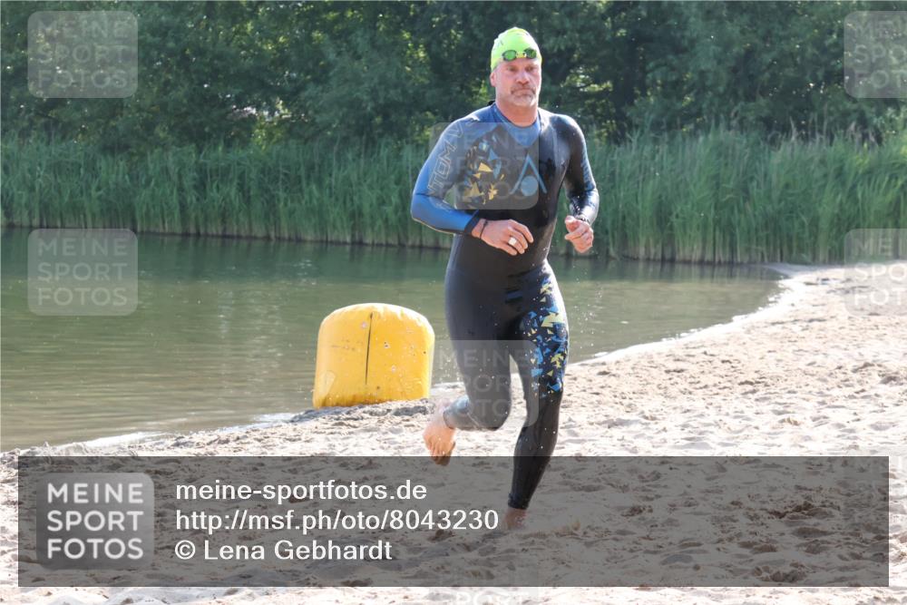 15.06.2025 - 27. Vierlanden-Triathlon Lena Gebhardt http://msf.ph/oto/8043230 15.06.2025 08:29:20 Schwimmen 4, 51 meine-sportfotos.de