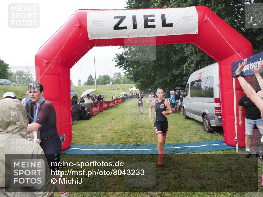 21.06.2025 - 27. Vierlanden-Triathlon MichiJ http://msf.ph/oto/8043233 15.06.2026 13:40:32 Ziel 72, 703, 904, 1089 meine-sportfotos.de
