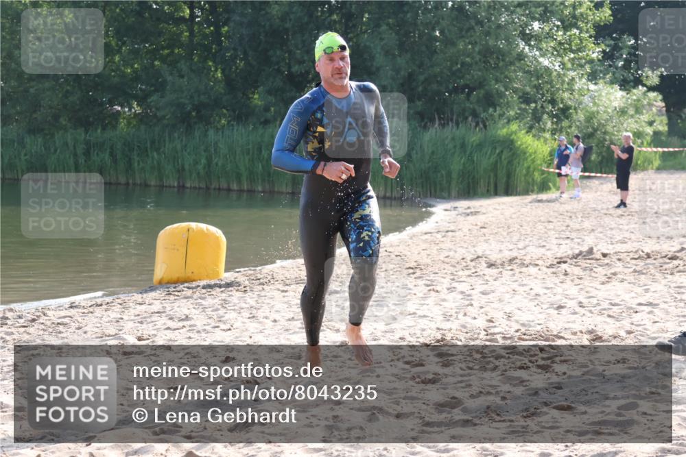 15.06.2025 - 27. Vierlanden-Triathlon Lena Gebhardt http://msf.ph/oto/8043235 15.06.2025 08:29:20 Schwimmen 4, 51 meine-sportfotos.de