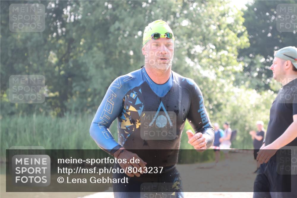 15.06.2025 - 27. Vierlanden-Triathlon Lena Gebhardt http://msf.ph/oto/8043237 15.06.2025 08:29:21 Schwimmen 4, 51 meine-sportfotos.de