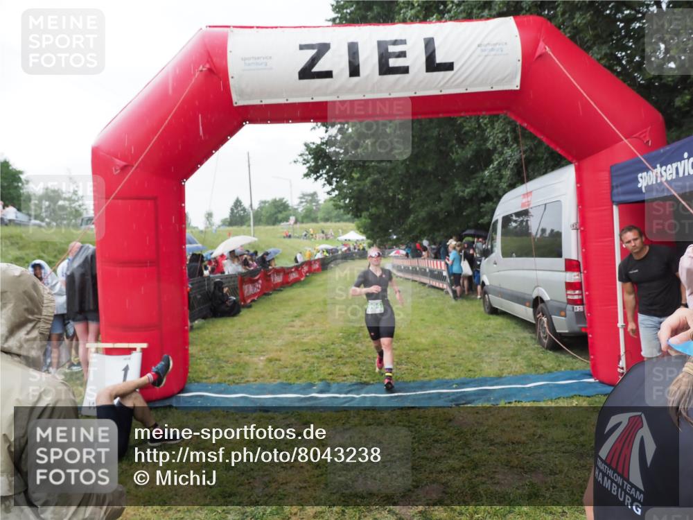 21.06.2025 - 27. Vierlanden-Triathlon MichiJ http://msf.ph/oto/8043238 15.06.2026 13:40:35 Ziel 904, 1089 meine-sportfotos.de