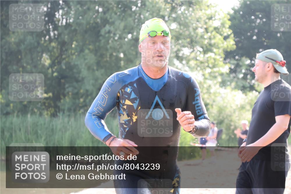 15.06.2025 - 27. Vierlanden-Triathlon Lena Gebhardt http://msf.ph/oto/8043239 15.06.2025 08:29:21 Schwimmen 4, 51 meine-sportfotos.de