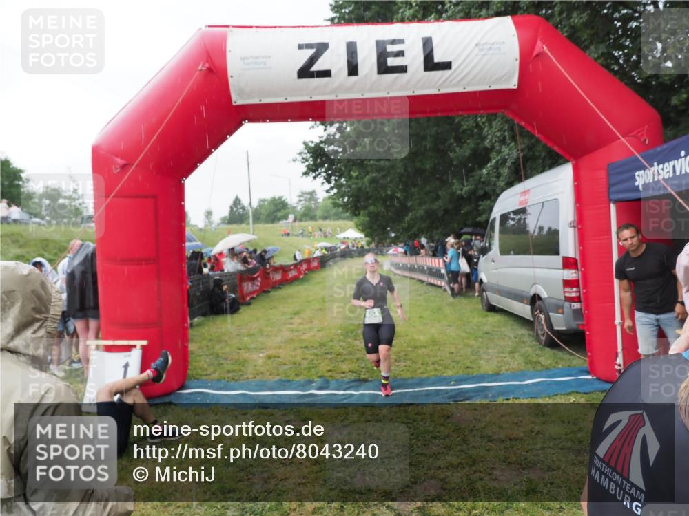 21.06.2025 - 27. Vierlanden-Triathlon MichiJ http://msf.ph/oto/8043240 15.06.2026 13:40:35 Ziel 904, 1089 meine-sportfotos.de