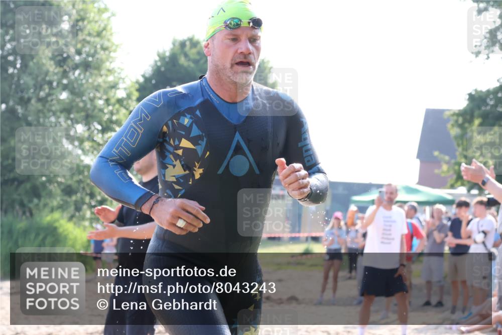 15.06.2025 - 27. Vierlanden-Triathlon Lena Gebhardt http://msf.ph/oto/8043243 15.06.2025 08:29:22 Schwimmen 4, 51 meine-sportfotos.de