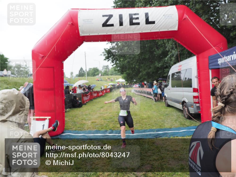 21.06.2025 - 27. Vierlanden-Triathlon MichiJ http://msf.ph/oto/8043247 15.06.2026 13:40:35 Ziel 904, 1089 meine-sportfotos.de