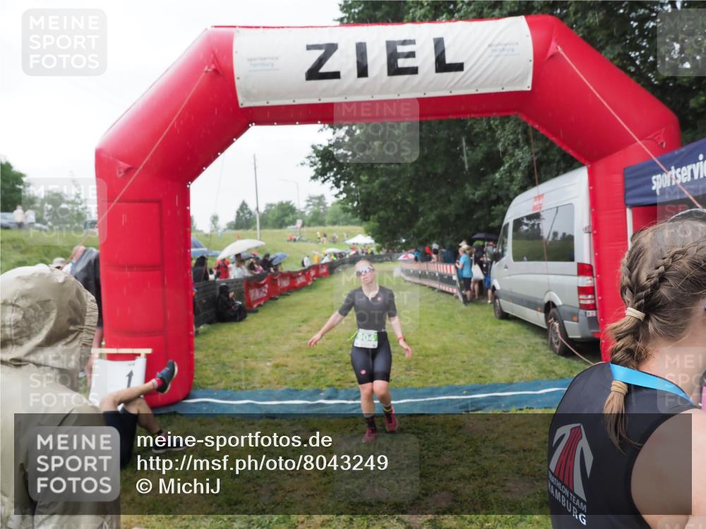 21.06.2025 - 27. Vierlanden-Triathlon MichiJ http://msf.ph/oto/8043249 15.06.2026 13:40:35 Ziel 904, 1089 meine-sportfotos.de