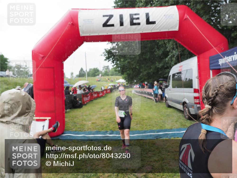 21.06.2025 - 27. Vierlanden-Triathlon MichiJ http://msf.ph/oto/8043250 15.06.2026 13:40:35 Ziel 904, 1089 meine-sportfotos.de