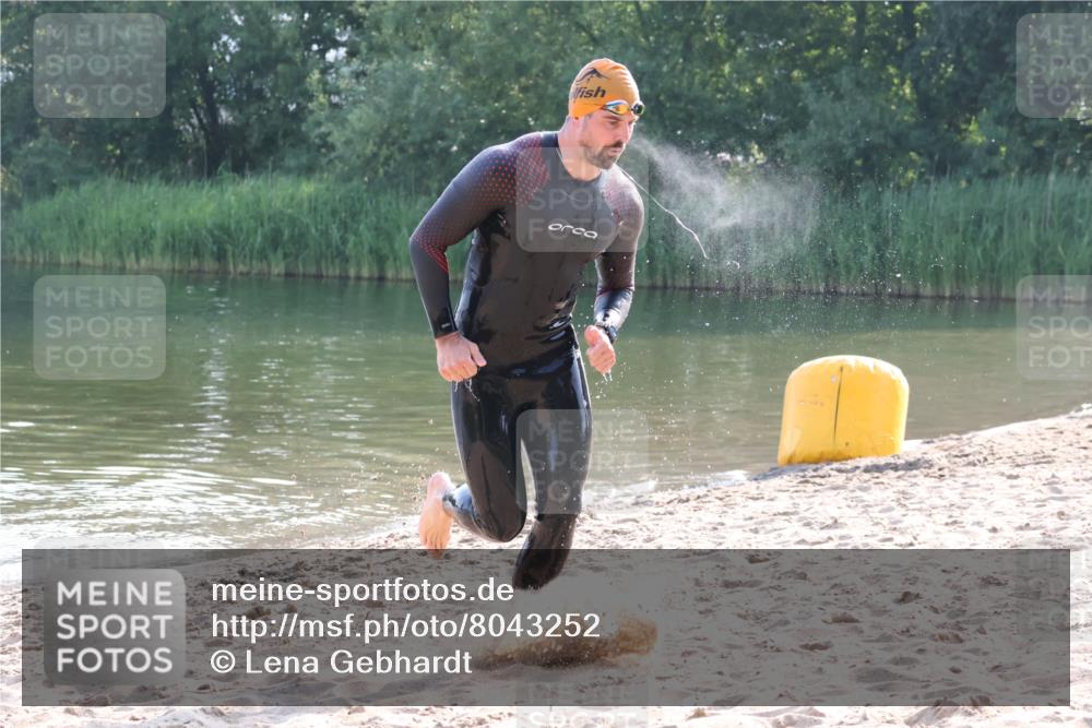 15.06.2025 - 27. Vierlanden-Triathlon Lena Gebhardt http://msf.ph/oto/8043252 15.06.2025 08:29:26 Schwimmen 4, 51 meine-sportfotos.de