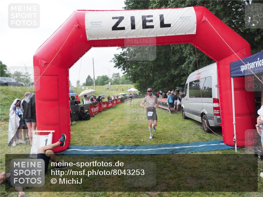 21.06.2025 - 27. Vierlanden-Triathlon MichiJ http://msf.ph/oto/8043253 15.06.2026 13:40:55 Ziel 1125 meine-sportfotos.de