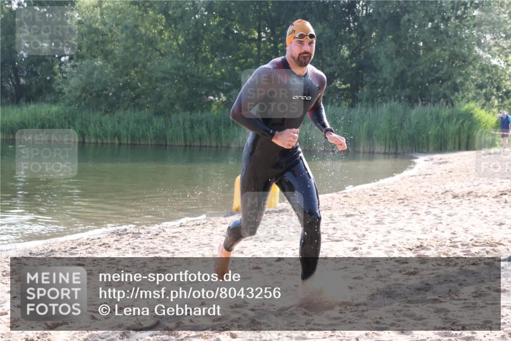 15.06.2025 - 27. Vierlanden-Triathlon Lena Gebhardt http://msf.ph/oto/8043256 15.06.2025 08:29:26 Schwimmen 4, 51 meine-sportfotos.de
