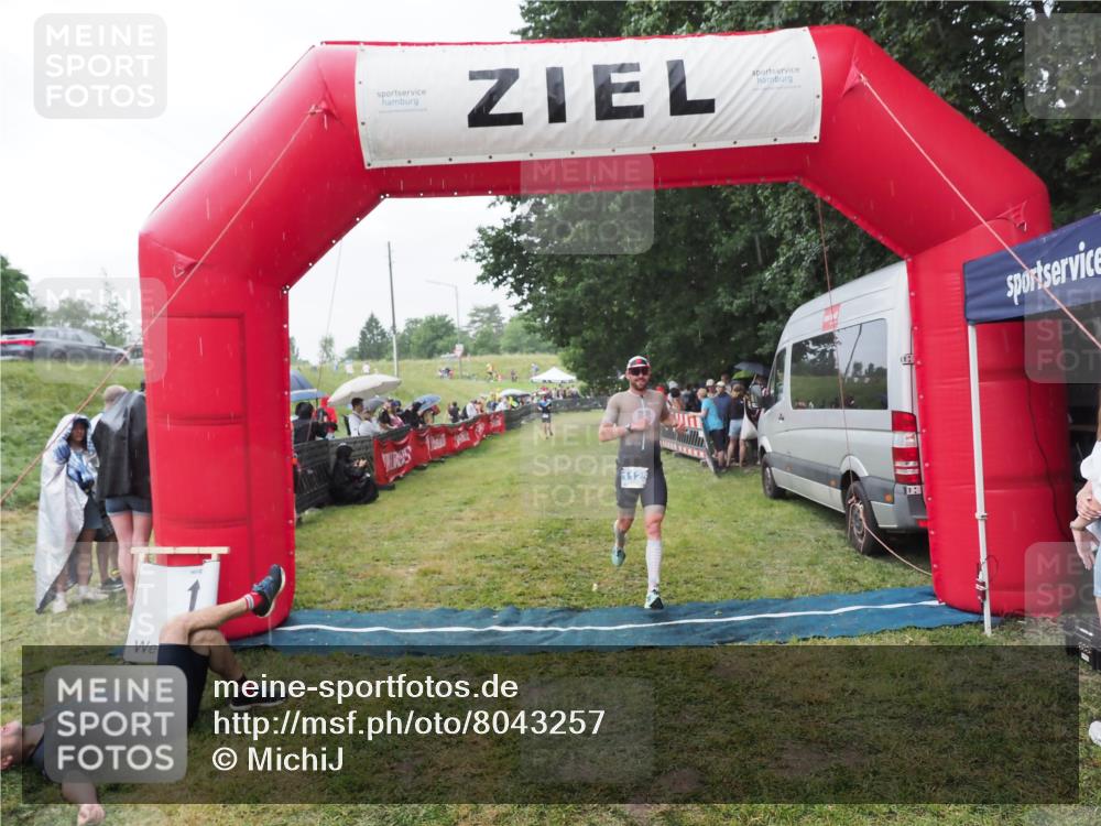 21.06.2025 - 27. Vierlanden-Triathlon MichiJ http://msf.ph/oto/8043257 15.06.2026 13:40:55 Ziel 1125 meine-sportfotos.de