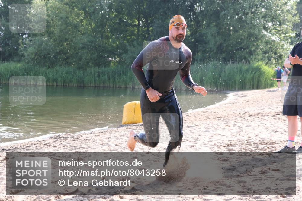 15.06.2025 - 27. Vierlanden-Triathlon Lena Gebhardt http://msf.ph/oto/8043258 15.06.2025 08:29:26 Schwimmen 4, 51 meine-sportfotos.de