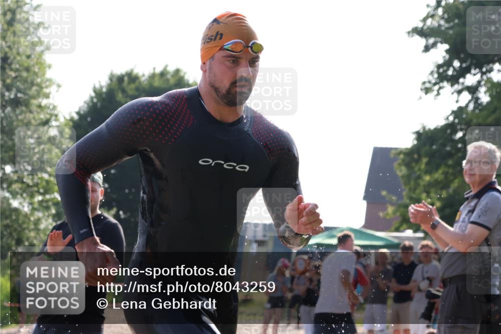 15.06.2025 - 27. Vierlanden-Triathlon Lena Gebhardt http://msf.ph/oto/8043259 15.06.2025 08:29:27 Schwimmen 4, 51 meine-sportfotos.de
