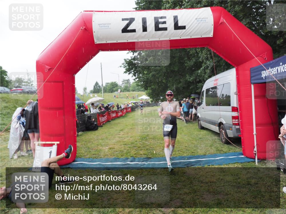 21.06.2025 - 27. Vierlanden-Triathlon MichiJ http://msf.ph/oto/8043264 15.06.2026 13:40:55 Ziel 1125 meine-sportfotos.de