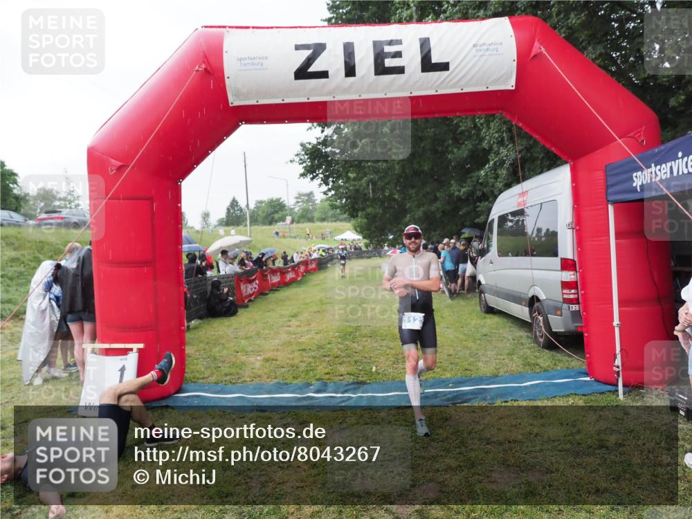 21.06.2025 - 27. Vierlanden-Triathlon MichiJ http://msf.ph/oto/8043267 15.06.2026 13:40:55 Ziel 1125 meine-sportfotos.de