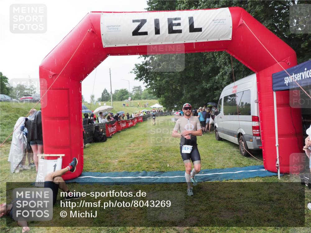 21.06.2025 - 27. Vierlanden-Triathlon MichiJ http://msf.ph/oto/8043269 15.06.2026 13:40:56 Ziel 1125 meine-sportfotos.de