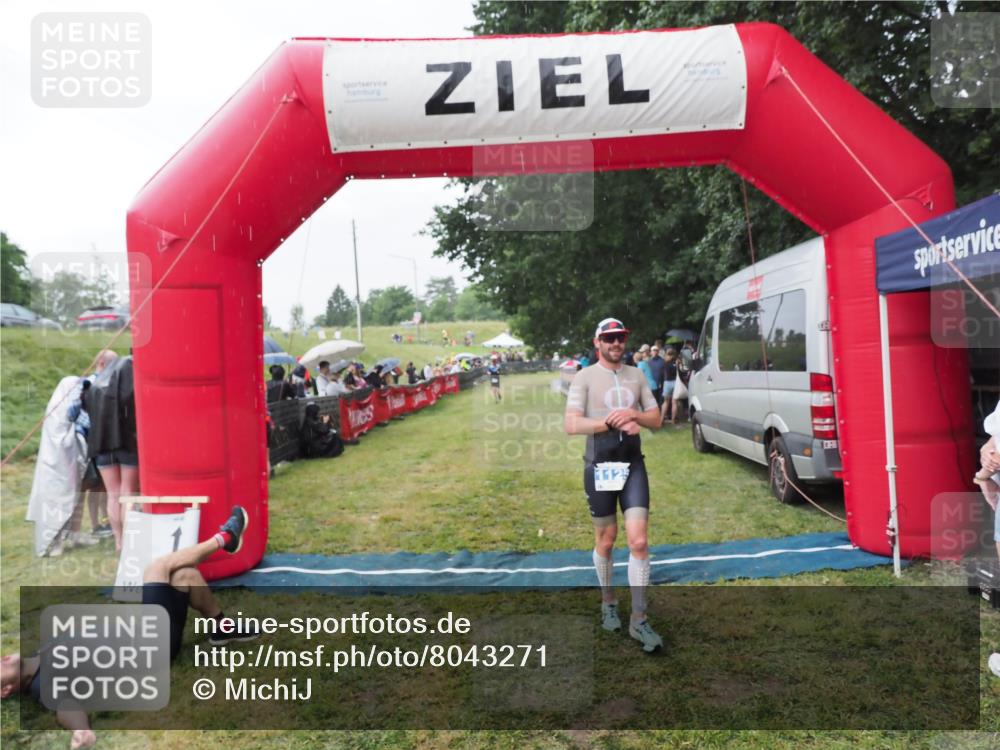 21.06.2025 - 27. Vierlanden-Triathlon MichiJ http://msf.ph/oto/8043271 15.06.2026 13:40:56 Ziel 1125 meine-sportfotos.de