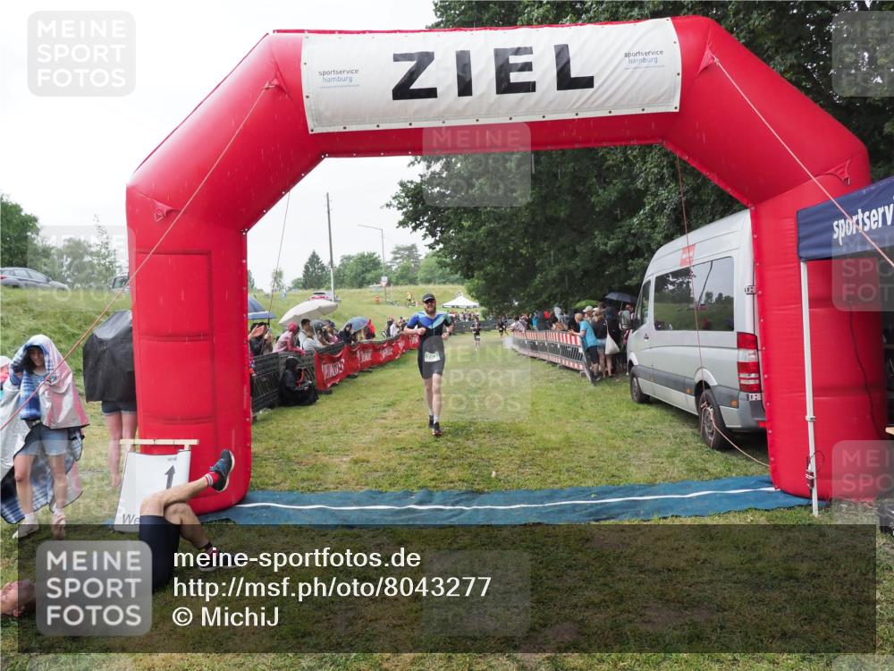 21.06.2025 - 27. Vierlanden-Triathlon MichiJ http://msf.ph/oto/8043277 15.06.2026 13:41:03 Ziel 763 meine-sportfotos.de