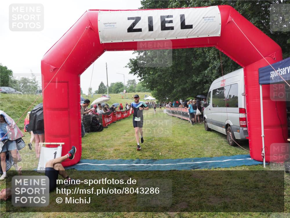 21.06.2025 - 27. Vierlanden-Triathlon MichiJ http://msf.ph/oto/8043286 15.06.2026 13:41:03 Ziel 763 meine-sportfotos.de