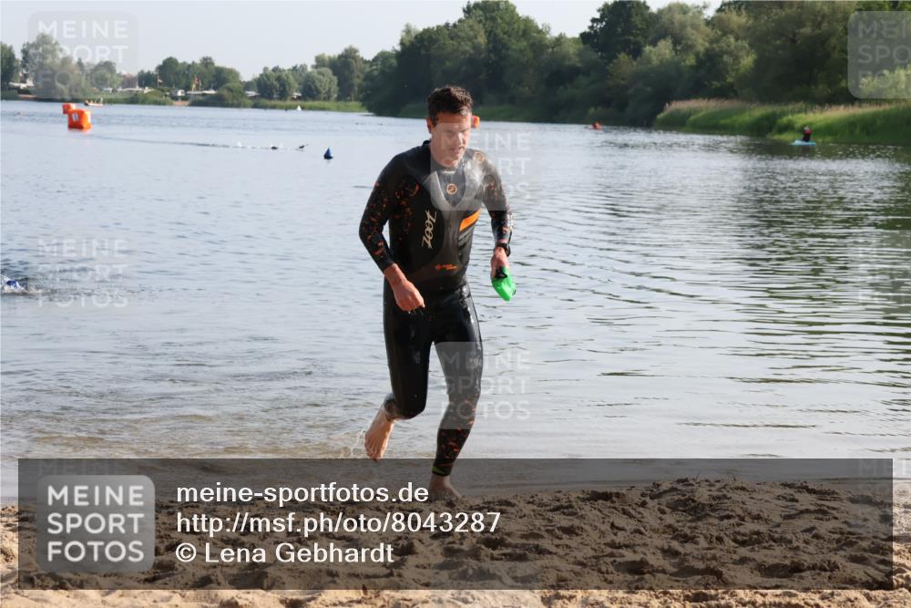 15.06.2025 - 27. Vierlanden-Triathlon Lena Gebhardt http://msf.ph/oto/8043287 15.06.2025 08:30:21 Schwimmen 17, 37 meine-sportfotos.de