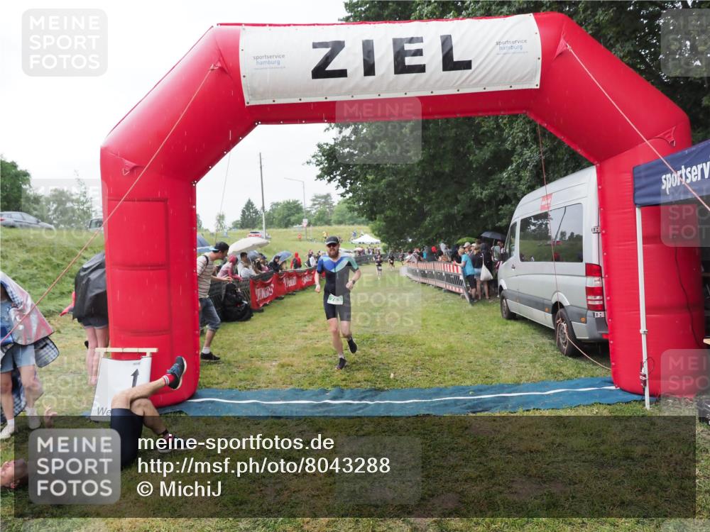21.06.2025 - 27. Vierlanden-Triathlon MichiJ http://msf.ph/oto/8043288 15.06.2026 13:41:03 Ziel 763 meine-sportfotos.de