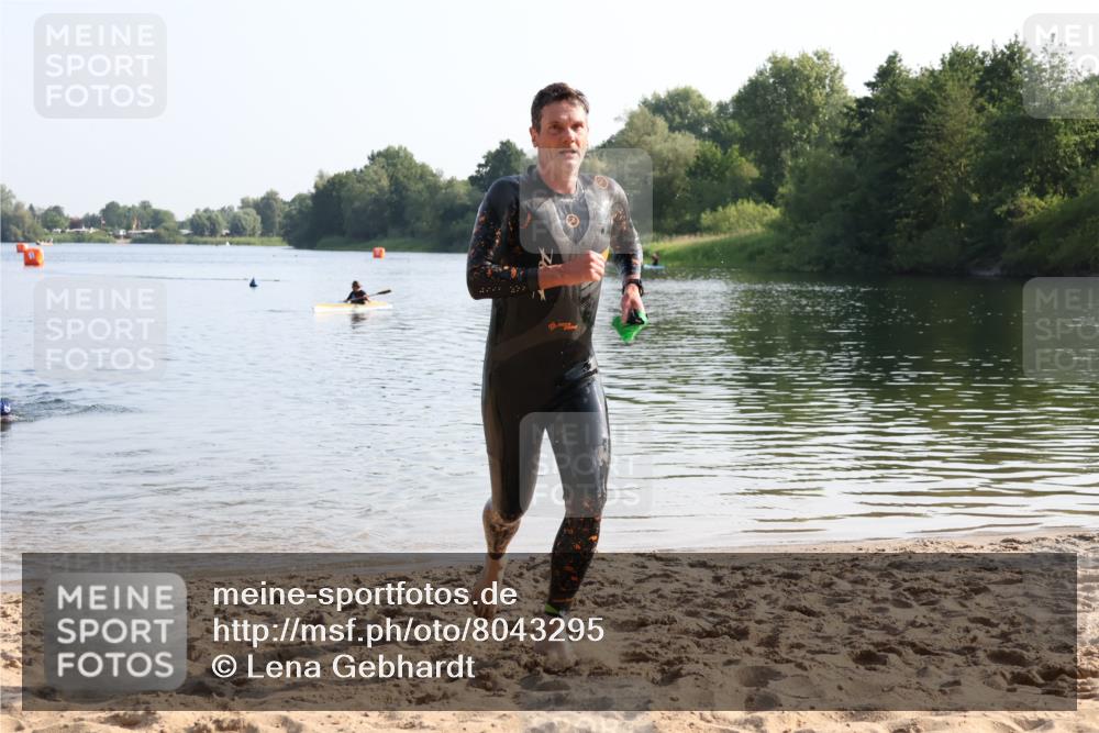 15.06.2025 - 27. Vierlanden-Triathlon Lena Gebhardt http://msf.ph/oto/8043295 15.06.2025 08:30:22 Schwimmen 17, 37 meine-sportfotos.de