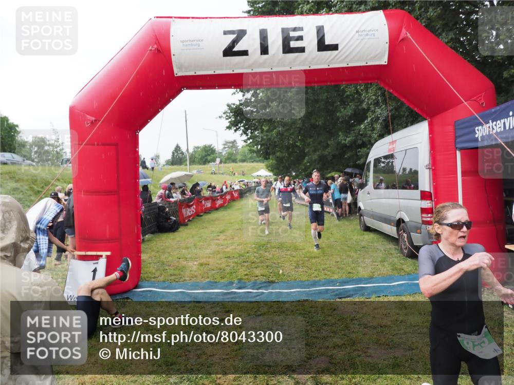 21.06.2025 - 27. Vierlanden-Triathlon MichiJ http://msf.ph/oto/8043300 15.06.2026 13:41:13 Ziel 167, 637, 925, 961 meine-sportfotos.de