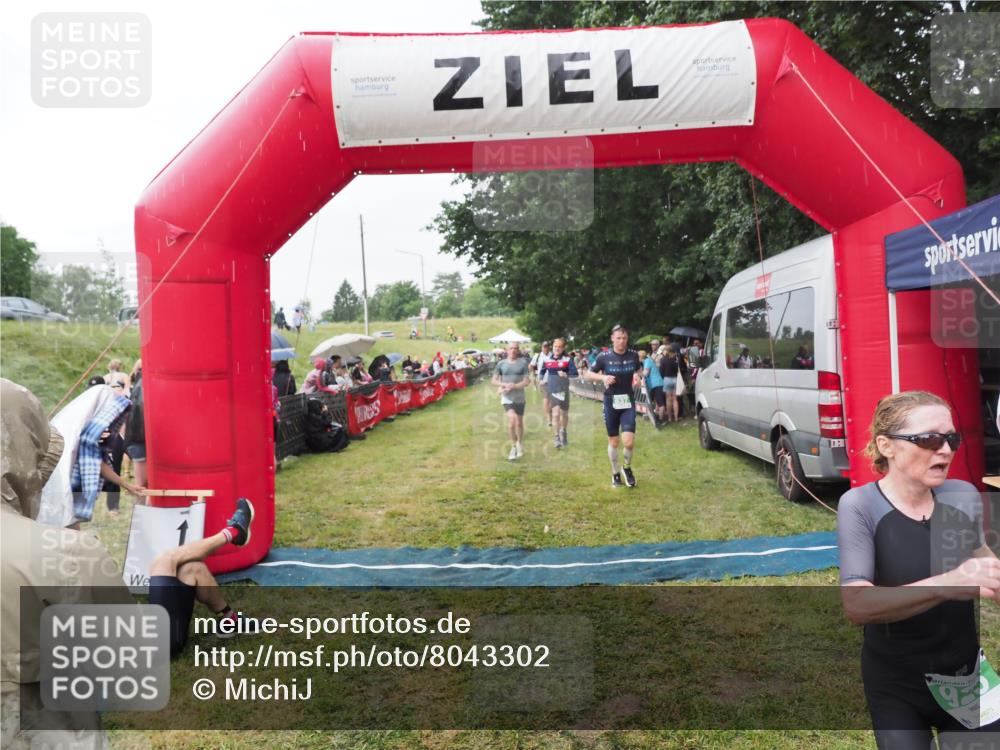 21.06.2025 - 27. Vierlanden-Triathlon MichiJ http://msf.ph/oto/8043302 15.06.2026 13:41:13 Ziel 167, 637, 925, 961 meine-sportfotos.de