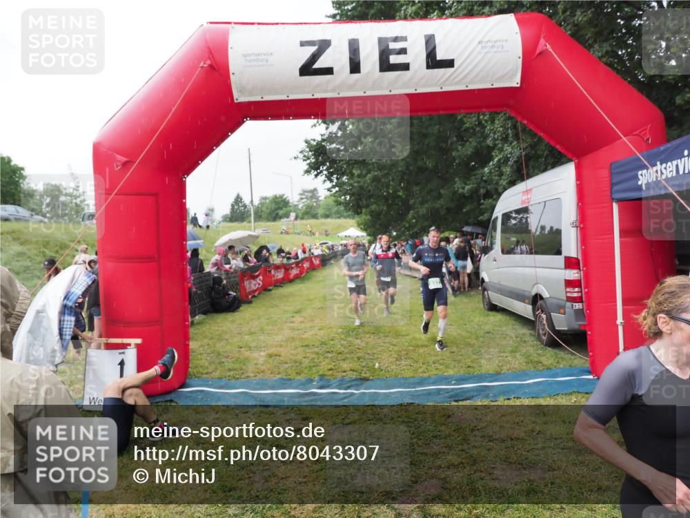 21.06.2025 - 27. Vierlanden-Triathlon MichiJ http://msf.ph/oto/8043307 15.06.2026 13:41:13 Ziel 167, 637, 925, 961 meine-sportfotos.de