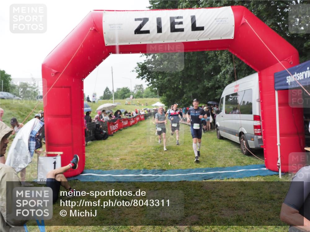 21.06.2025 - 27. Vierlanden-Triathlon MichiJ http://msf.ph/oto/8043311 15.06.2026 13:41:13 Ziel 167, 637, 925, 961 meine-sportfotos.de