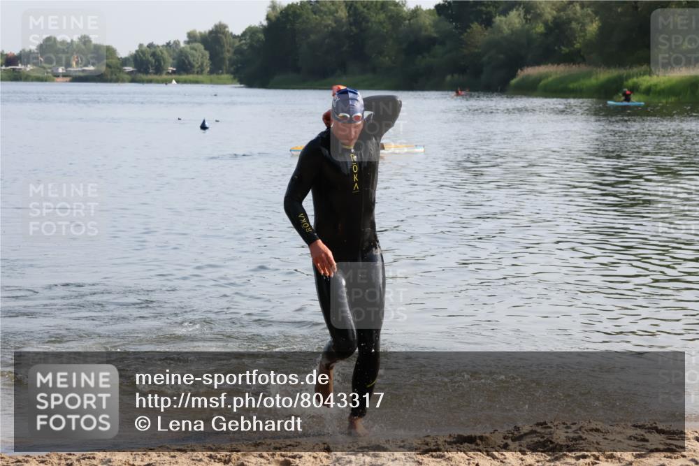 15.06.2025 - 27. Vierlanden-Triathlon Lena Gebhardt http://msf.ph/oto/8043317 15.06.2025 08:30:30 Schwimmen 17, 37 meine-sportfotos.de
