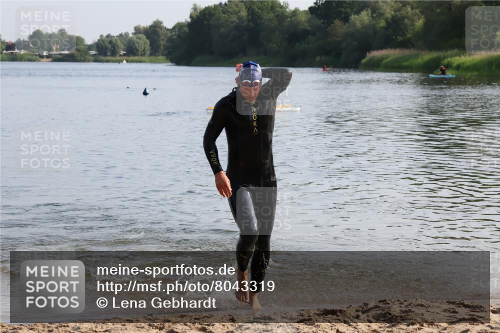 15.06.2025 - 27. Vierlanden-Triathlon Lena Gebhardt http://msf.ph/oto/8043319 15.06.2025 08:30:30 Schwimmen 17, 37 meine-sportfotos.de