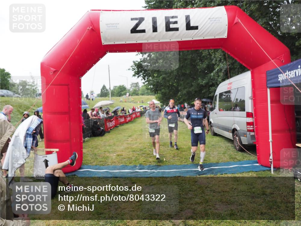 21.06.2025 - 27. Vierlanden-Triathlon MichiJ http://msf.ph/oto/8043322 15.06.2026 13:41:14 Ziel 167, 637, 925, 961 meine-sportfotos.de