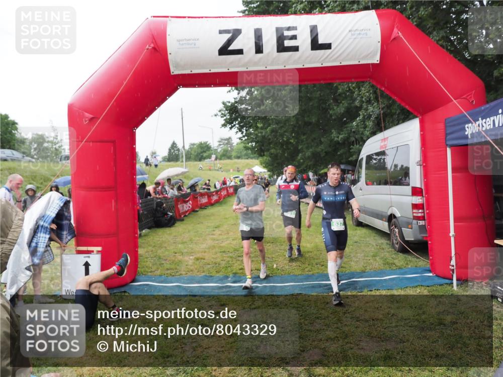 21.06.2025 - 27. Vierlanden-Triathlon MichiJ http://msf.ph/oto/8043329 15.06.2026 13:41:14 Ziel 167, 637, 925, 961 meine-sportfotos.de